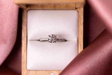 Pembe kumaşlı bir kutuda elmas evlilik ya da nişan yüzüğü