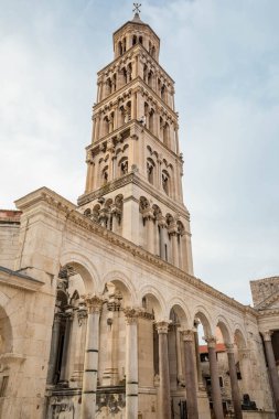 Hırvatistan 'ın Split kentindeki Diocletian Sarayı çan kulesi güzel bir günde