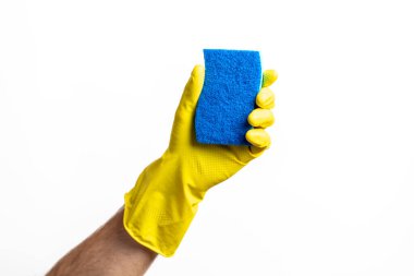 Mavi temizlik süngeri beyaz arka planda bir elde
