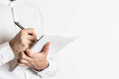 Profesyonel bir genç yazar ya da not defterine not alır.