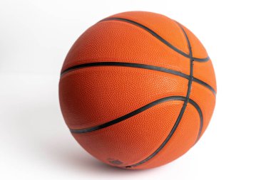 Sade beyaz arka planda turuncu basketbol