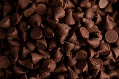 Büyük miktarda çikolata parçacıkları veya lokmalar. 