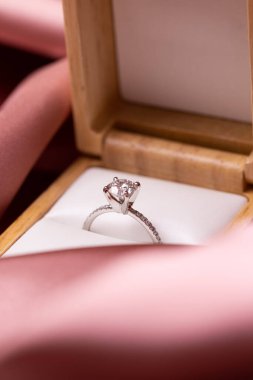 Pembe kumaşlı bir kutuda elmas evlilik ya da nişan yüzüğü