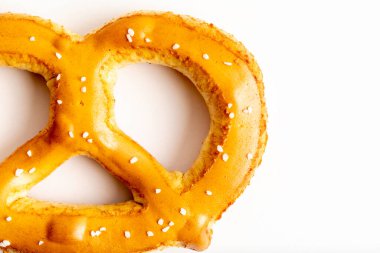 Beyaz arka planda tuzlu kraker.