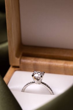 Yeşil kumaşlı bir kutuda elmas evlilik ya da nişan yüzüğü