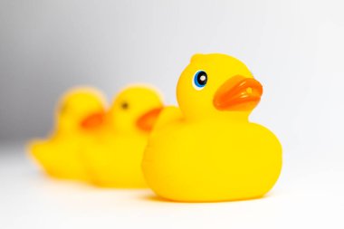 Çocuk banyosu için sarı plastik ördek.