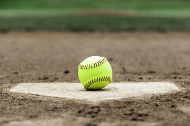 Yıpranmış bir tabakta ya da tabanda duran softball