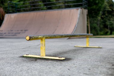 Kaykaycılar için bir kaykay parkında ezilecek demiryolu.