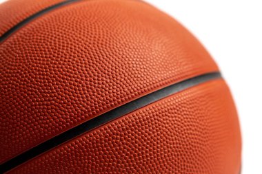 Sade beyaz arka planda turuncu basketbol