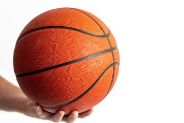 Beyaz arka planda elinde basketbol topu tutan bir erkek.