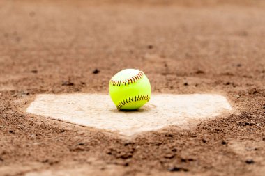 Yıpranmış bir tabakta ya da tabanda duran softball
