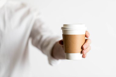 Kahve fincanı barmen, garson ya da profesyonel biri tarafından alıkonulmak için.