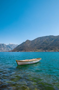 Karadağ 'ın Kotor Körfezi' nde tek başına bir kayık.
