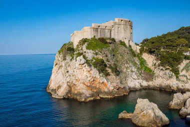 Hırvatistan 'ın eski Budapeşte kentindeki Fort Lovrijenac Denize ve gökyüzüne karşı