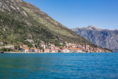 Perast, Karadağ kuleyi, denizi ve dağları gösteriyor
