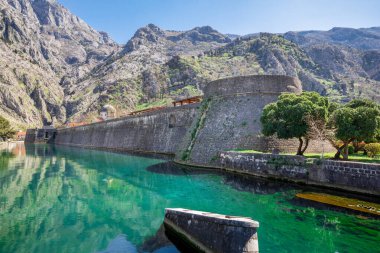 Karadağ 'ın Kotor kentindeki harabeler veya antik duvarlar