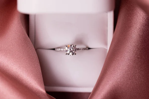 Diamond Wedding Engagement Ring Box Pink Fabric — стоковое фото