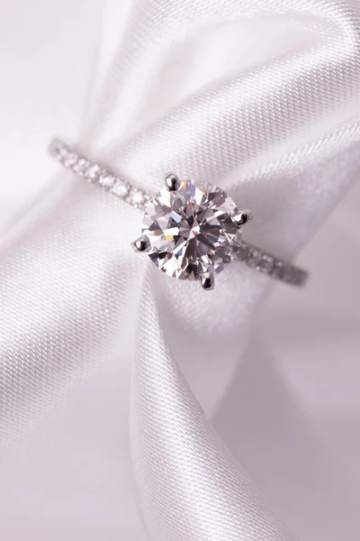 Diamond Wedding Engagement Ring White Fabric — Stockfoto
