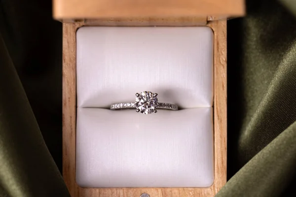 Diamond Wedding Engagement Ring Box Green Fabric — Stockfoto