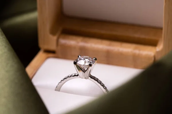 Diamond Wedding Engagement Ring Box Green Fabric — 스톡 사진