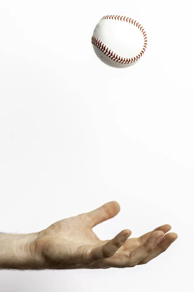 Ein Baseball Der Aus Einer Hand Auf Weißem Hintergrund Geworfen — Stockfoto