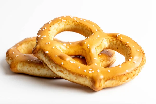 Pretzel Dengan Garam Atasnya Pada Latar Belakang Putih — Stok Foto