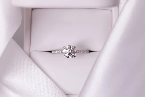 Anel Noivado Casamento Diamante Uma Caixa Com Tecido Branco — Fotografia de Stock