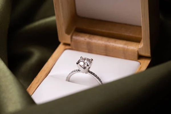 Casamento Diamante Anel Noivado Uma Caixa Tecido Verde — Fotografia de Stock