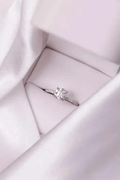 Diamond Wedding Engagement Ring Box White Fabric — Stockfoto