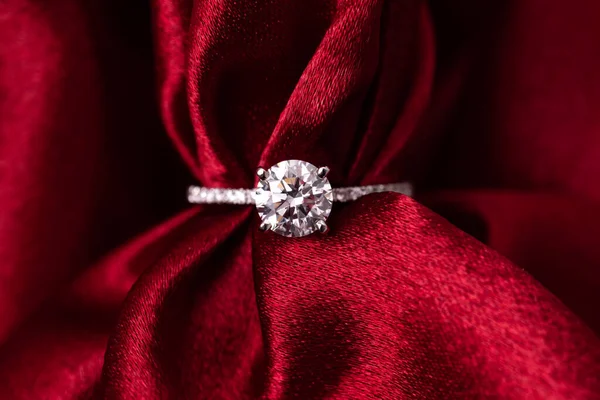 Diamond Wedding Engagement Ring Red Fabric — Φωτογραφία Αρχείου
