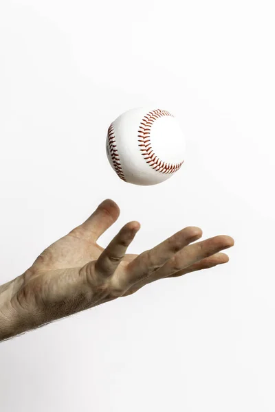 Ein Baseball Der Aus Einer Hand Auf Weißem Hintergrund Geworfen — Stockfoto