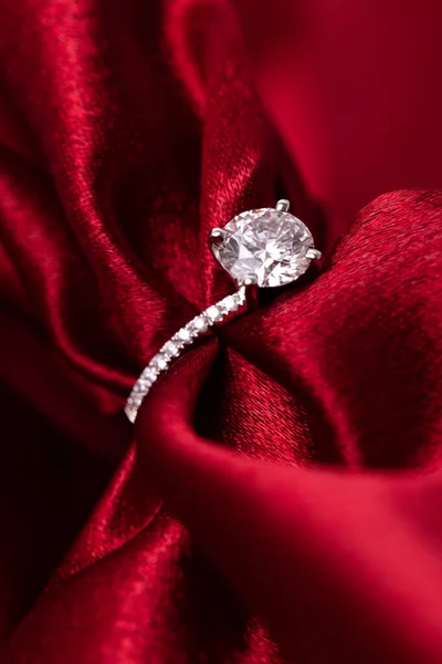 Diamantový Svatební Nebo Zásnubní Prsten Červené Látce — Stock fotografie