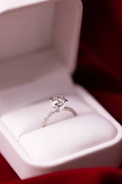 Diamond Engagement Wedding Ring Box Red Fabric — Stockfoto