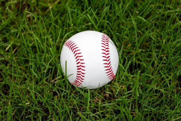 Honkbal Liggend Het Gras Het Buitenveld — Stockfoto