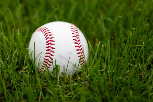 Baseball Leží Trávě Venkovním Hřišti — Stock fotografie