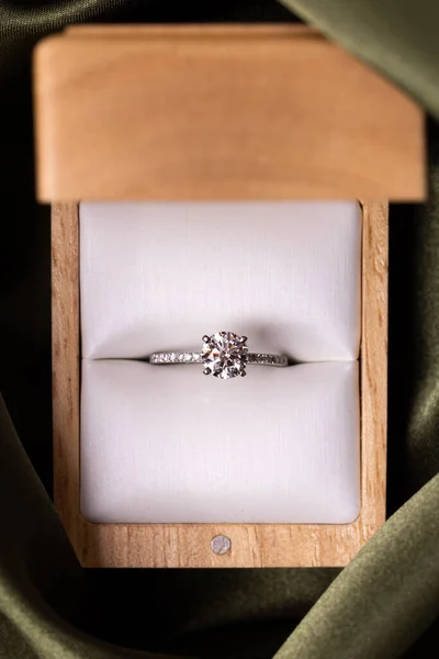 Gyémánt Jegygyűrű Vagy Eljegyzési Gyűrű Egy Dobozban Zöld Szövet — Stock Fotó