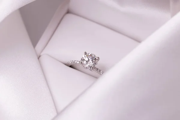 Diamond Wedding Engagement Ring Box White Fabric — 图库照片