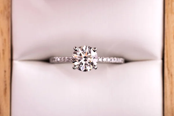 Diamond Wedding Engagement Ring Box — стоковое фото