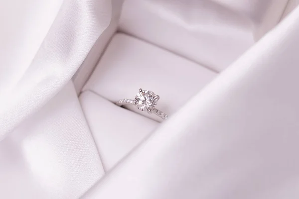 Anel Noivado Casamento Diamante Uma Caixa Com Tecido Branco — Fotografia de Stock