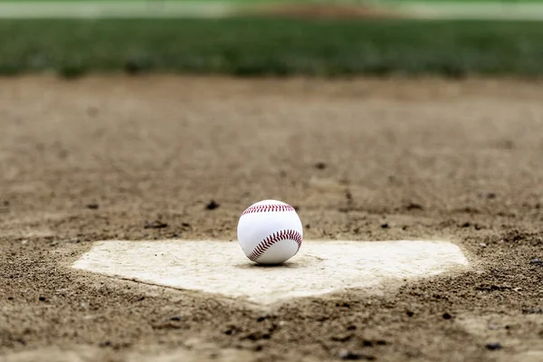 Baseball Ležící Opotřebované Domácí Desce Nebo Základně — Stock fotografie