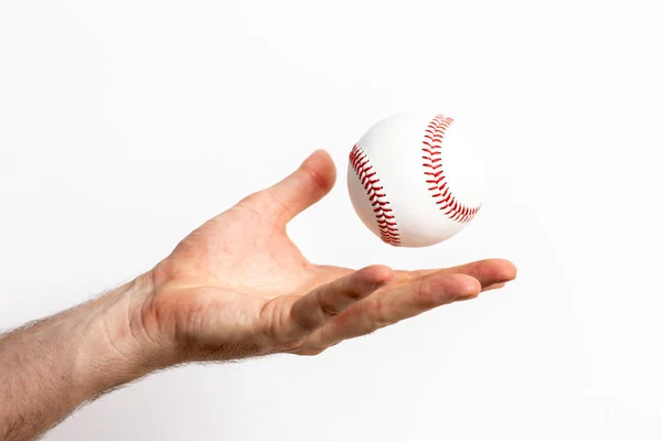 Ein Baseball Der Aus Einer Hand Auf Weißem Hintergrund Geworfen — Stockfoto