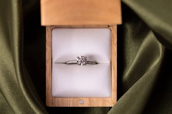 Diamond Wedding Engagement Ring Box Green Fabric — Stockfoto