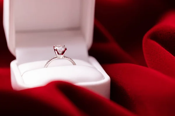Diamond Engagement Wedding Ring Box Red Fabric — Stockfoto