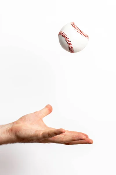 Egy Baseball Labdát Dobnak Egy Kézből Fehér Alapon — Stock Fotó