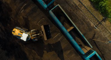 Sarı kazıcı kömürü vagona yüklüyor