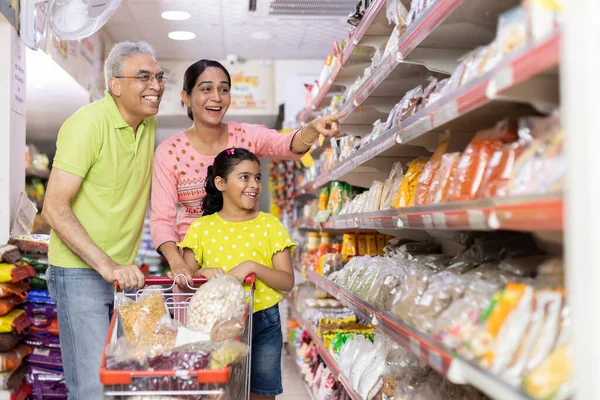 Happy Family Grocery Aisle While Shopping Supermarket — стоковое фото