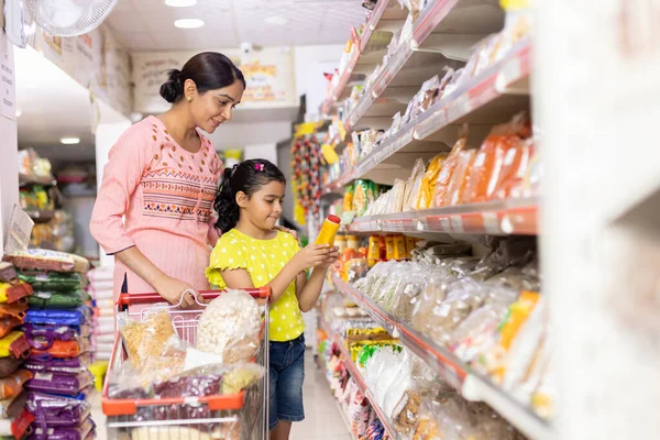 Mother Daughter Looking Product While Shopping Supermarket — Stock Photo, Image