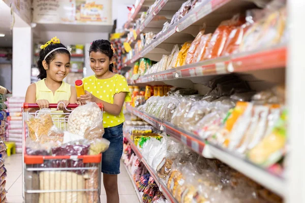 Çocuklar süpermarketten alışveriş yapıyor.