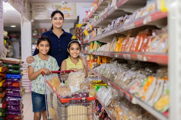 Anne ve kızları süpermarketten alışveriş yapıyorlar.