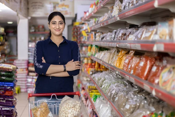 Kadınlar süpermarkette alışveriş yaparken ürün bilgileri okuyorlar.